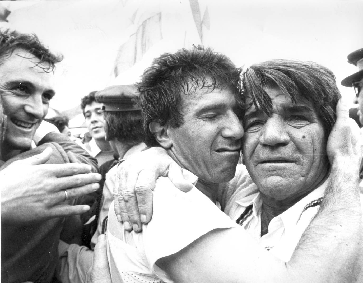 Juanito y su padre, emocionados, se abrazan en el césped de La Rosaleda tras la victoria frente al Xerez.