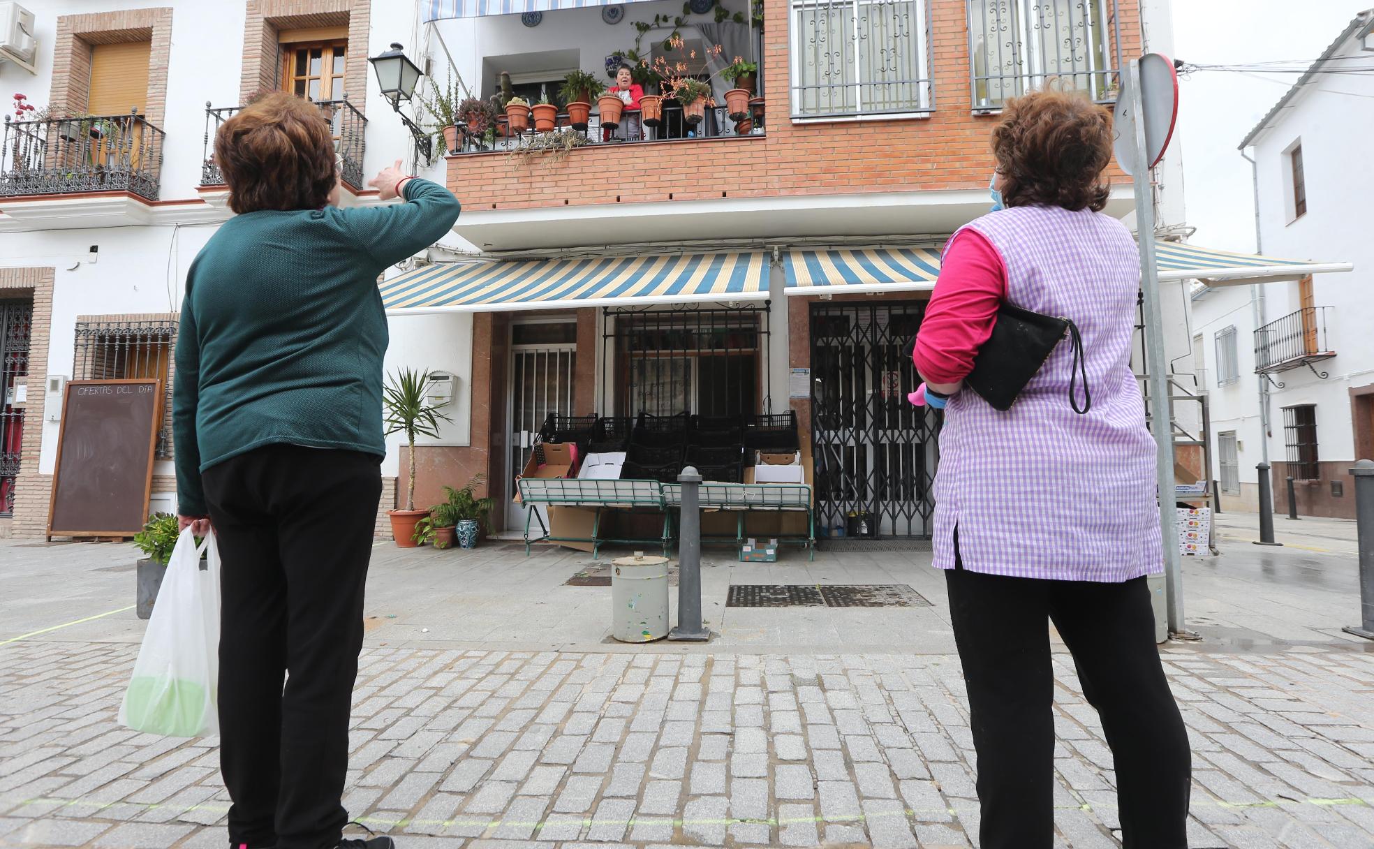 Unas vecinas de Cuevas Bajas charlan antes de volver a casa. 