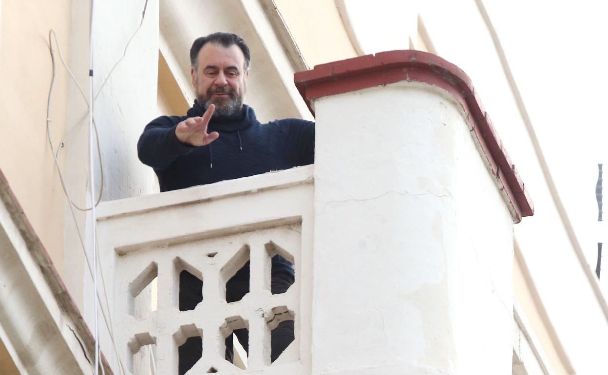 Carlos Álvarez, en el balcón de su casa de Málaga, en el que pasa el confinamiento. 