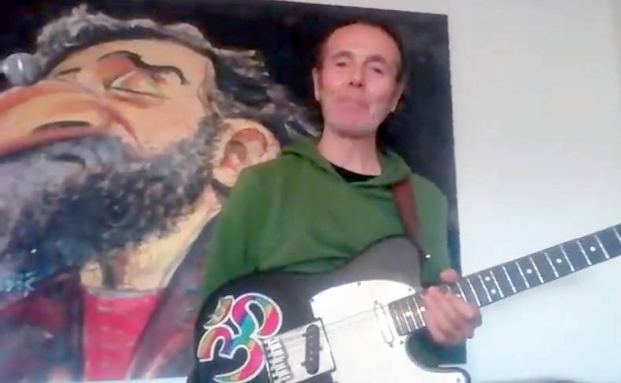 Perico Ramírez, con la caricatura de Rockberto firmada por Idígoras.