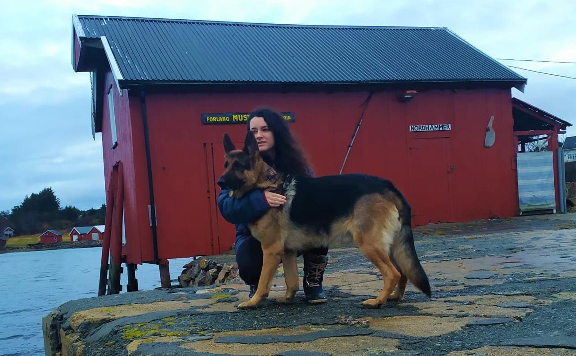 Laura Torres Jiménez, con su perro Ares, en Hammarvika (isla de Frøya, Noruega). 