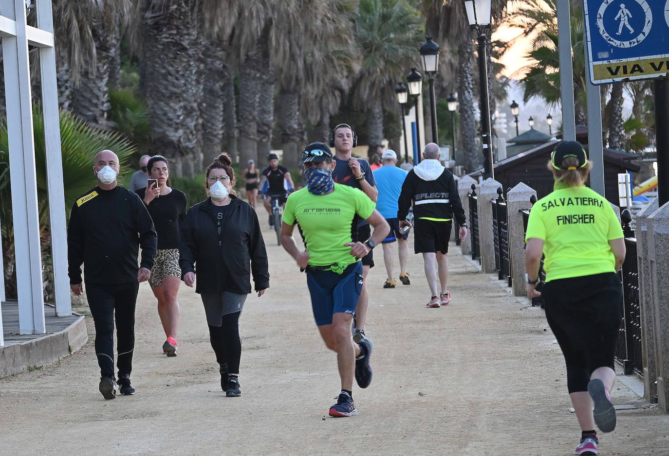 El paseo marítimo de Marbella y las calles de la ciudad han sido testigos de la primera salida para pasear y hacer deportes desde que comenzó la cuarentena. 