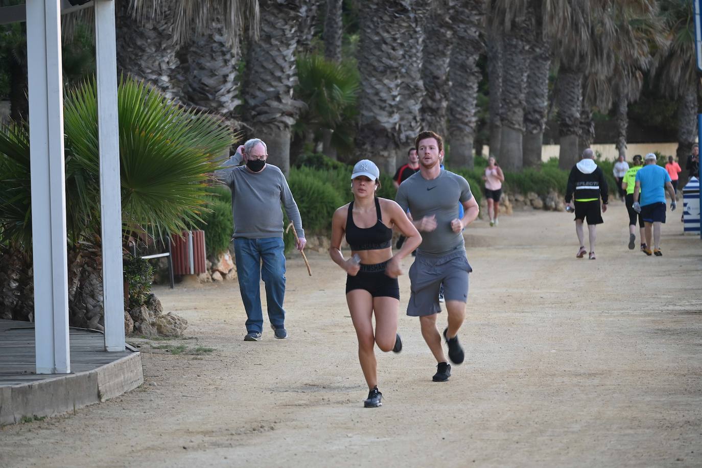 El paseo marítimo de Marbella y las calles de la ciudad han sido testigos de la primera salida para pasear y hacer deportes desde que comenzó la cuarentena. 