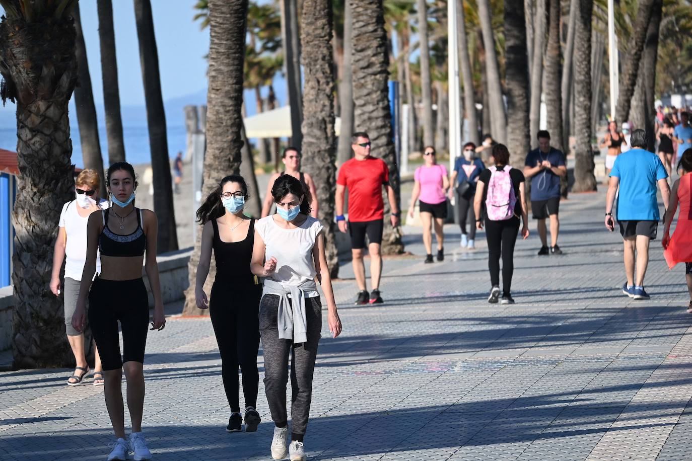 El paseo marítimo de Marbella y las calles de la ciudad han sido testigos de la primera salida para pasear y hacer deportes desde que comenzó la cuarentena. 