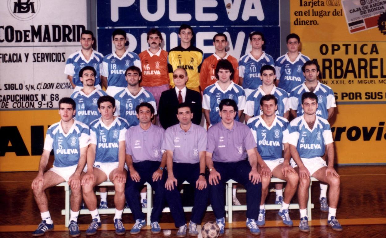 Una imagen de la plantilla del Puleva Maristas de 1990. 