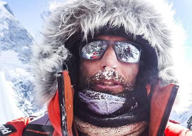 Imagen secundaria 1 - Txikon, en la cima del Pumori, a más de 7.000 metros; sobre estas líneas en una de sus expediciones invernales al Everest, y, a la derecha, junto a la leyenda del alpinismo Reinhold Messner. 