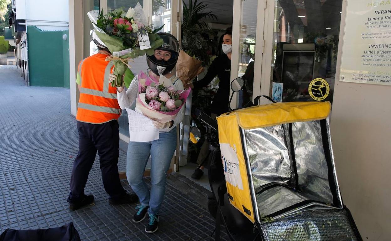 Reparto de flores a domicilio desde la floristería Araucaria. 