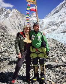 Imagen secundaria 2 - Txikon, en la cima del Pumori, a más de 7.000 metros; sobre estas líneas en una de sus expediciones invernales al Everest, y, a la derecha, junto a la leyenda del alpinismo Reinhold Messner. 