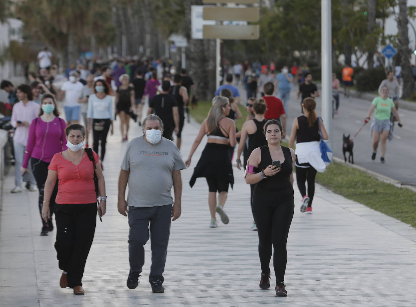 El inicio del desconfinamiento deja imágenes que no se veían en las calles desde hacía al menos 48 días
