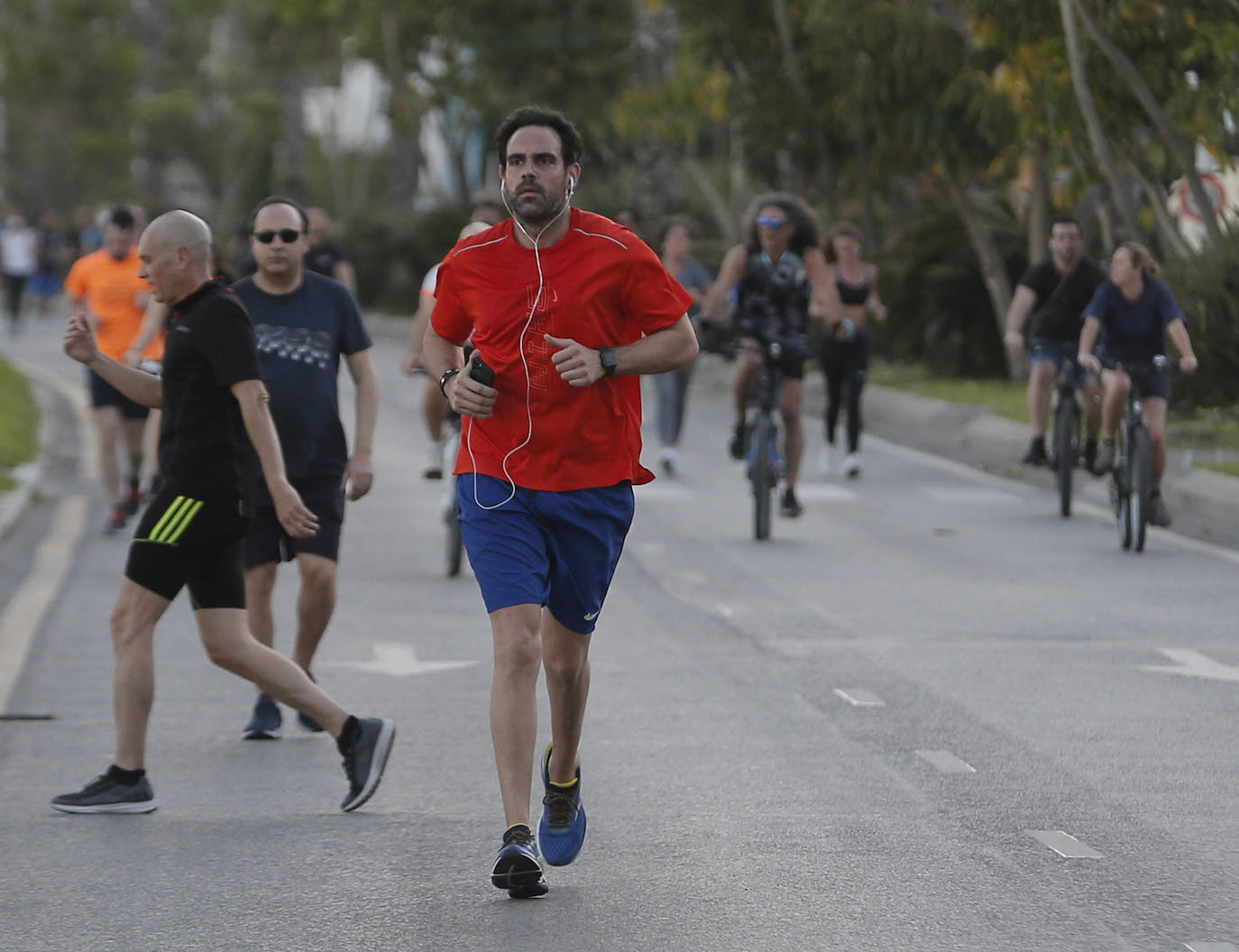 El inicio del desconfinamiento deja imágenes que no se veían en las calles desde hacía al menos 48 días