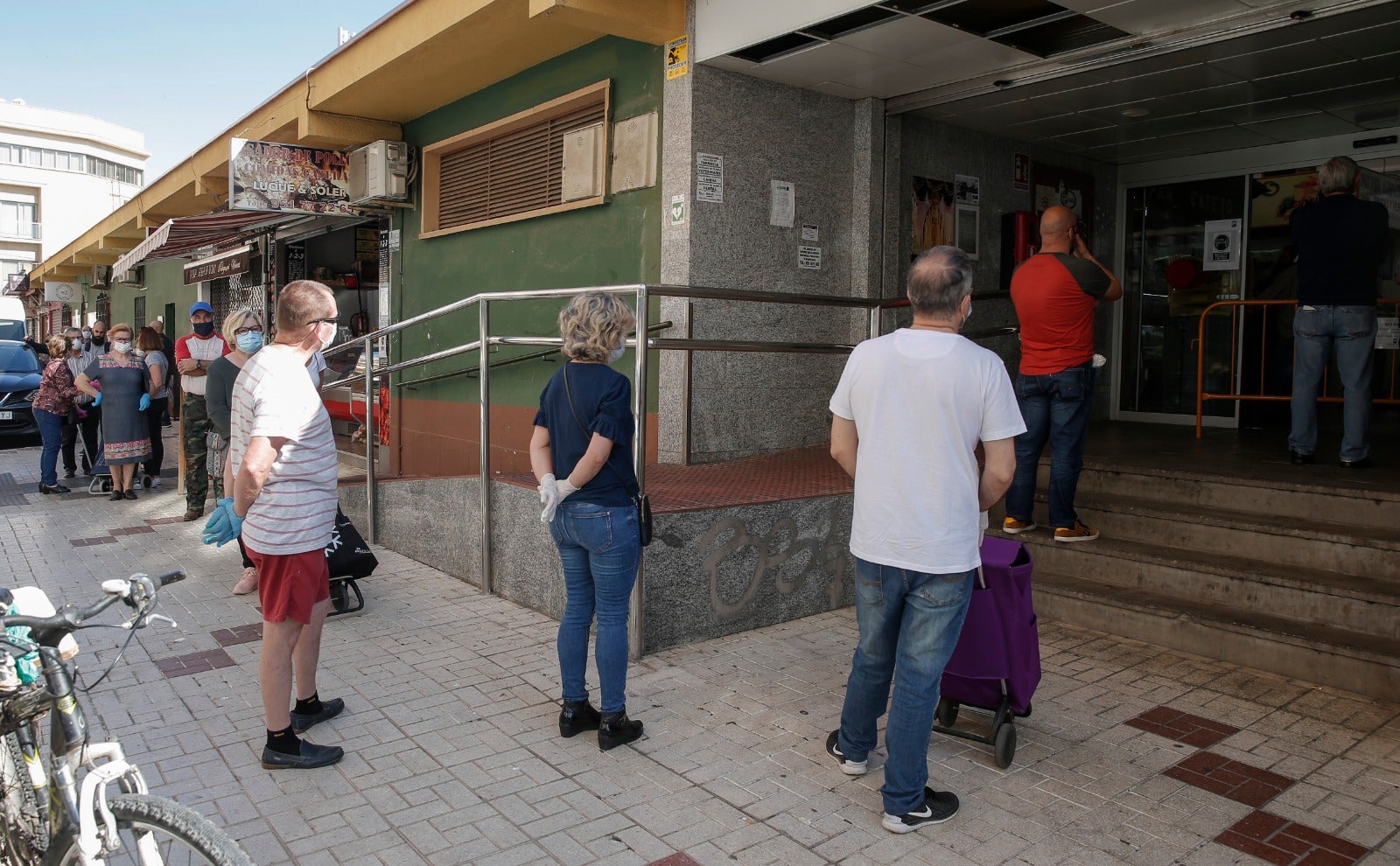 El inicio del desconfinamiento deja imágenes que no se veían en las calles desde hacía al menos 48 días