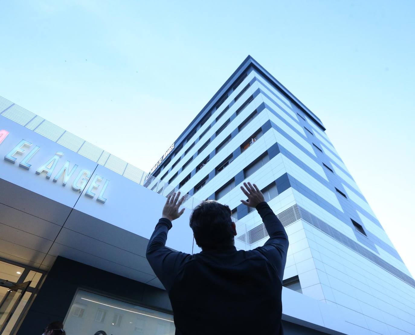 El agente, homenajeado por sus compañeros a la salida del hospital 