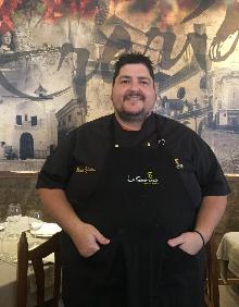 Imagen secundaria 2 - Arriba, aspecto que presentaba este lunes la céntrica calle Pintada de Nerja. Debajo a la izquierda, Juan Miguel Galacho, que regenta una mercería en La Cala del Moral; y a la derecha, Marcos Iglesias, del restaurante La Sastrería de Vélez-Málaga. 