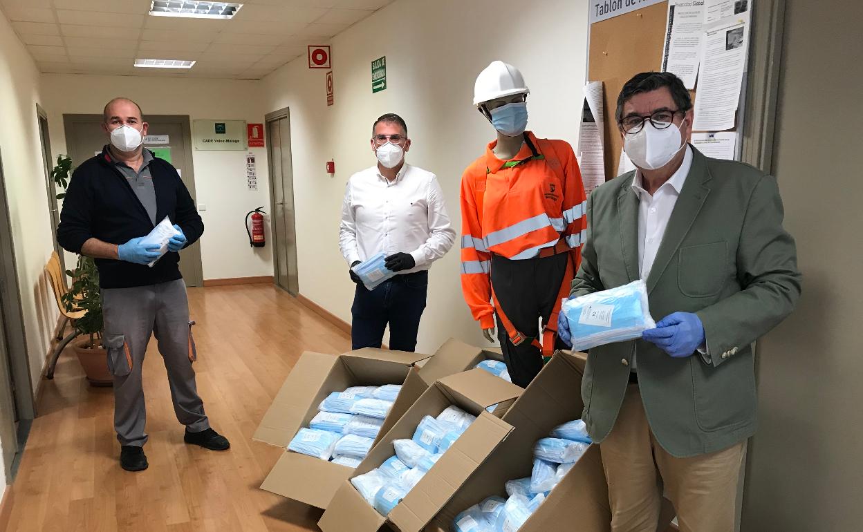 Reparto de mascarillas, este lunes en Vélez-Málaga. 