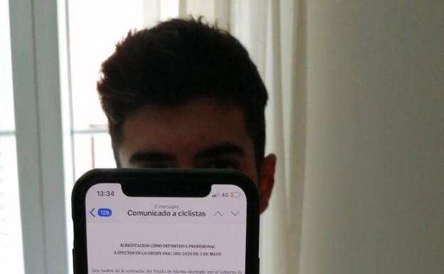 Imagen principal - Arriba, Carmelo Urbano muestra el certificado para ciclistas profesionales de la RFEC que permite circular sin restricciones; sobre estas líneas Pablo Guerrero en una prueba en Arabia Saudí, y a la derecha Urbano, en un 'selfie' el lunes desde Gibralfaro. 