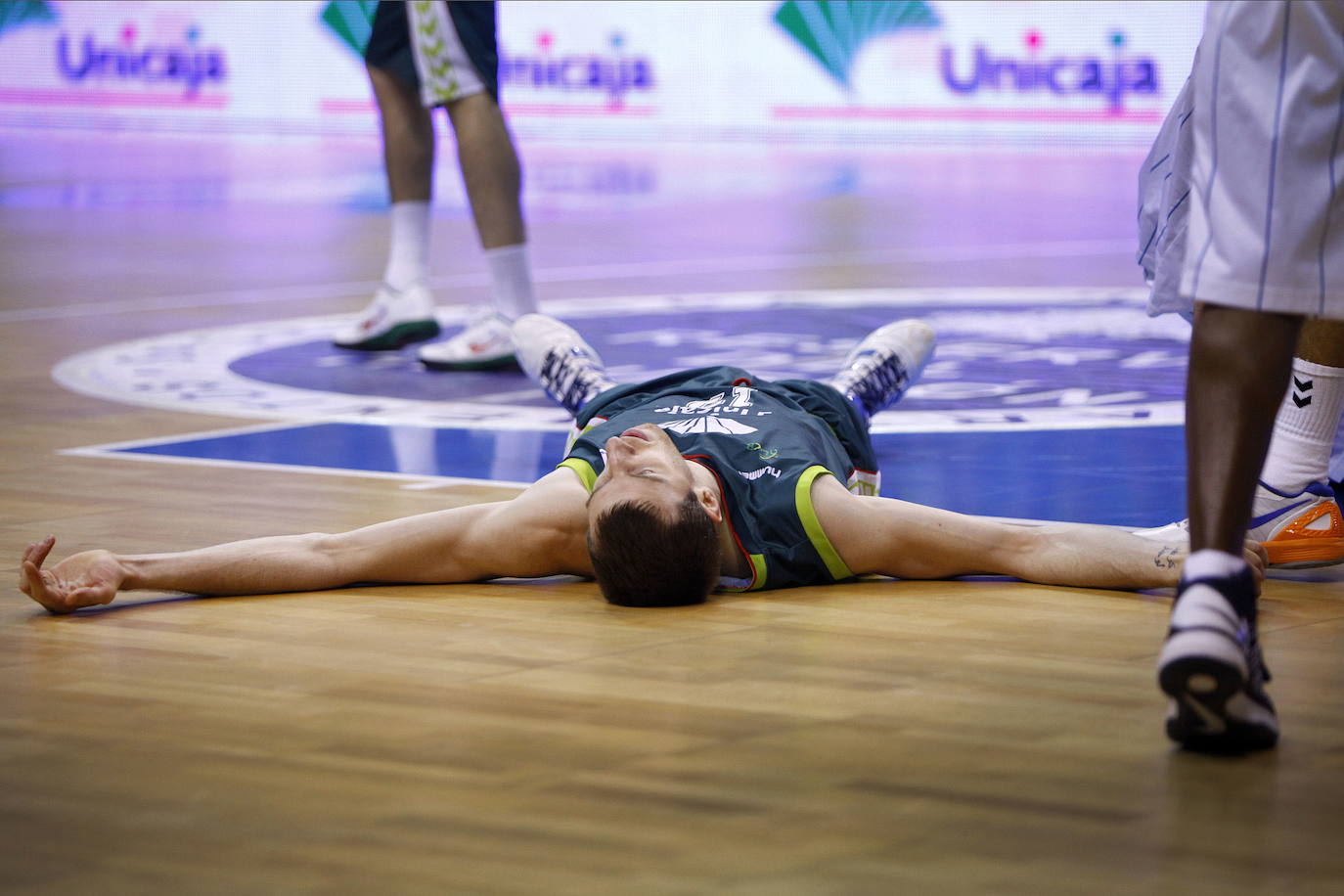 El canterano del Unicaja ha militado también en el Bilbao Basket, el Herbalife Gran Canaria, el Girona, el Barcelona, el Iberostar Tenerife y el Zaragoza.