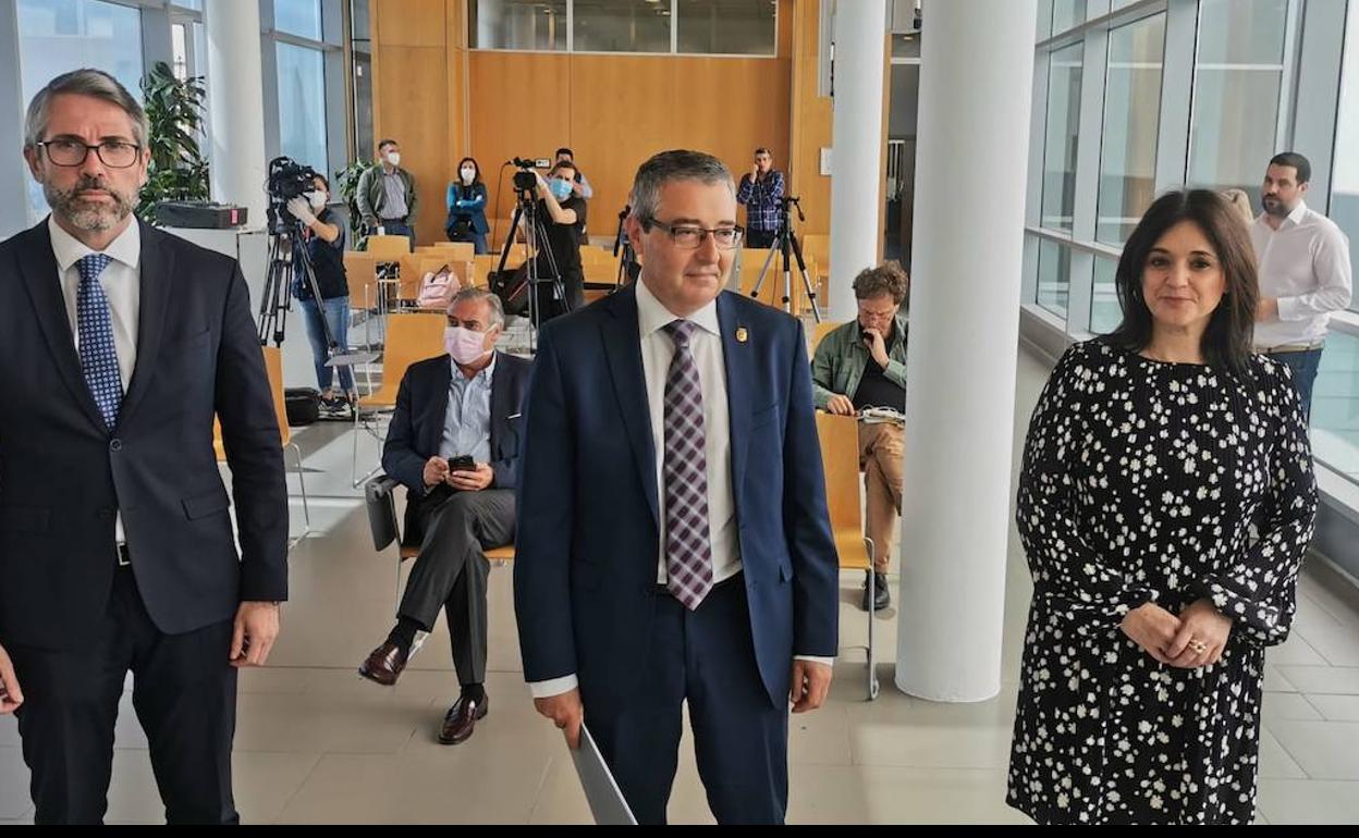 Maldonado, Salado y Del Cid, en la primera rueda de prensa presencial desde el confinamiento. 