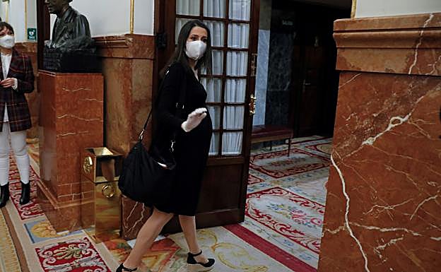 La presidenta de Ciudadanos, Inés Arrimadas, entra en el hemiciclo del Congreso. 
