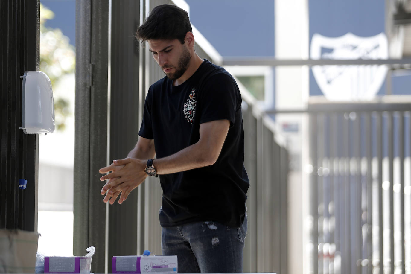 Jugadores, técnicos y empleados del club han comenzado a llegar de manera progresiva a La Rosaleda para realizarse las pruebas. 