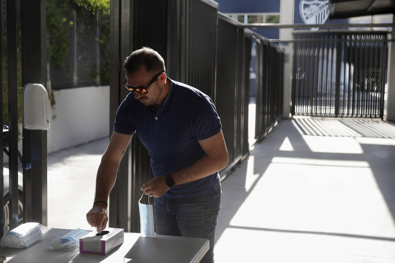 Jugadores, técnicos y empleados del club han comenzado a llegar de manera progresiva a La Rosaleda para realizarse las pruebas. 