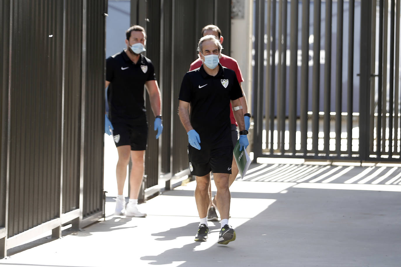 Jugadores, técnicos y empleados del club han comenzado a llegar de manera progresiva a La Rosaleda para realizarse las pruebas. 