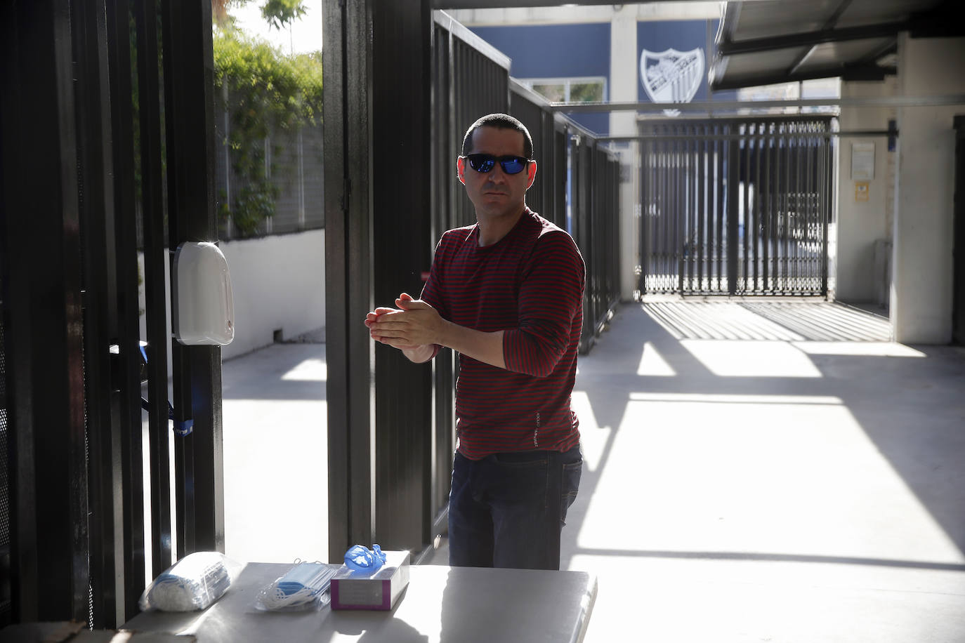 Jugadores, técnicos y empleados del club han comenzado a llegar de manera progresiva a La Rosaleda para realizarse las pruebas. 