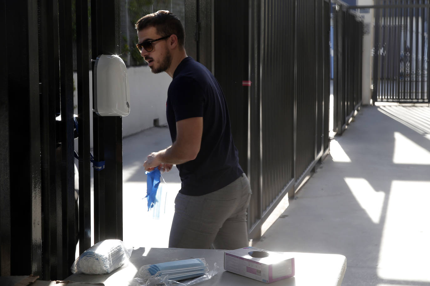 Jugadores, técnicos y empleados del club han comenzado a llegar de manera progresiva a La Rosaleda para realizarse las pruebas. 