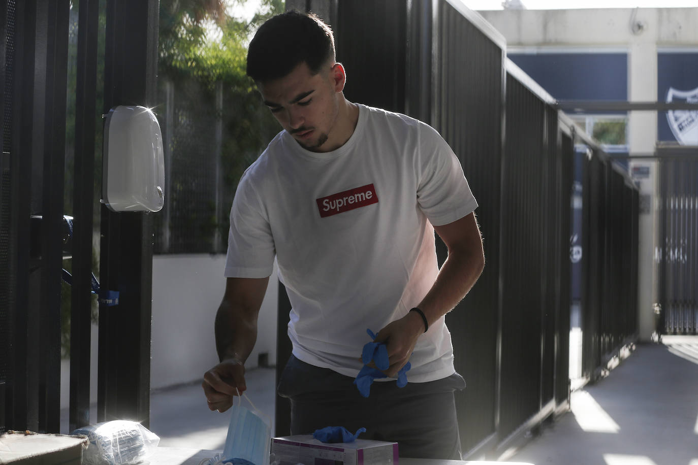 Jugadores, técnicos y empleados del club han comenzado a llegar de manera progresiva a La Rosaleda para realizarse las pruebas. 