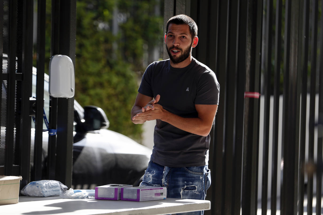 Jugadores, técnicos y empleados del club han comenzado a llegar de manera progresiva a La Rosaleda para realizarse las pruebas. 