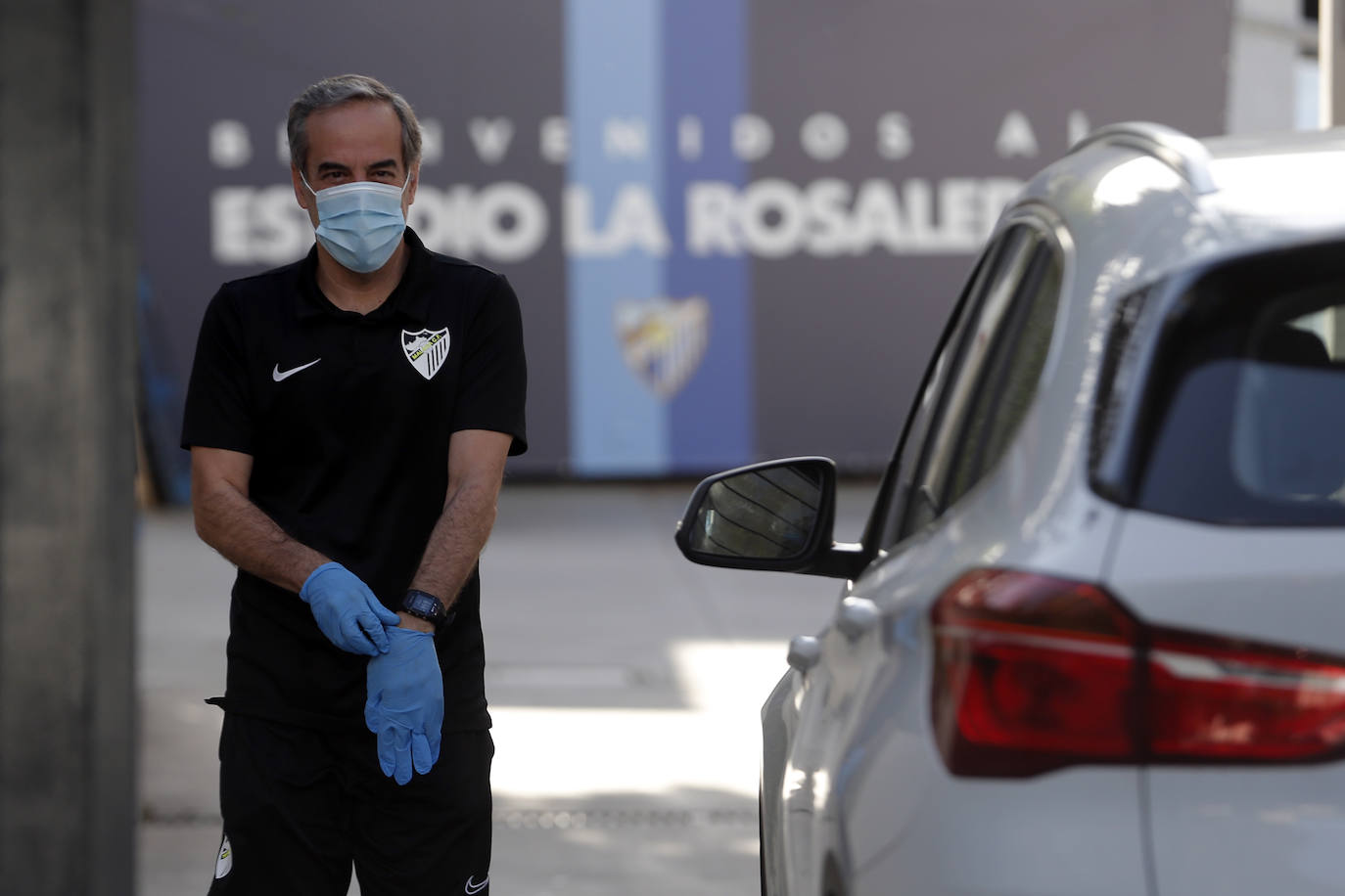 Jugadores, técnicos y empleados del club han comenzado a llegar de manera progresiva a La Rosaleda para realizarse las pruebas. 