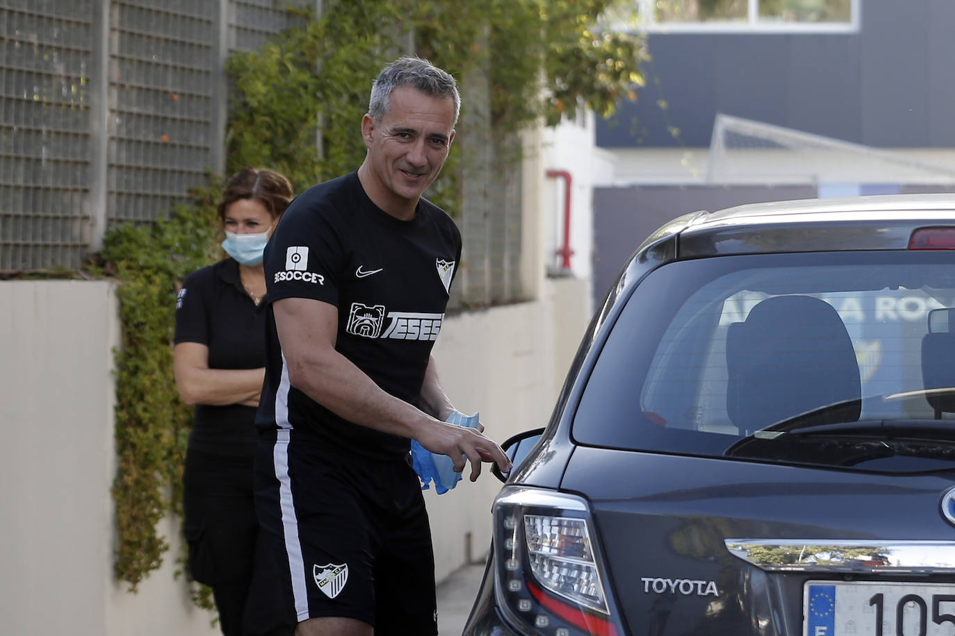 Jugadores, técnicos y empleados del club han comenzado a llegar de manera progresiva a La Rosaleda para realizarse las pruebas. 