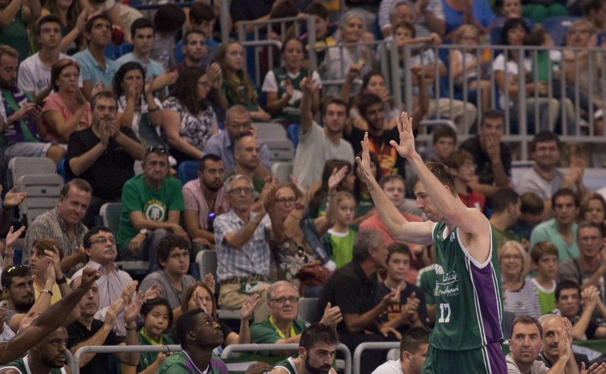 Fran Vázquez agradece los aplausos del público en un partido con el Unicaja. 