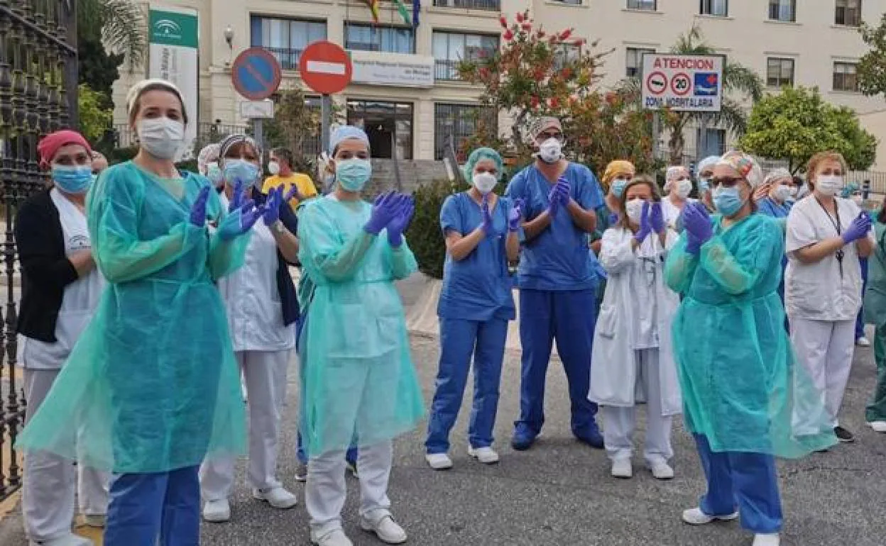 Trabajadores del Regional salen a recibir el aplauso diario.