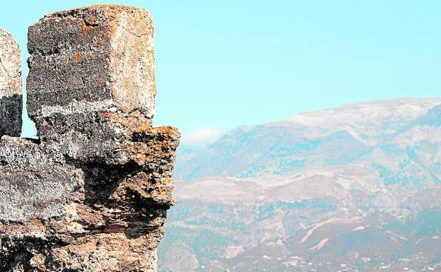 La antigua fortaleza árabe de Bentomiz se encuentra en el término municipal de Arenas. 