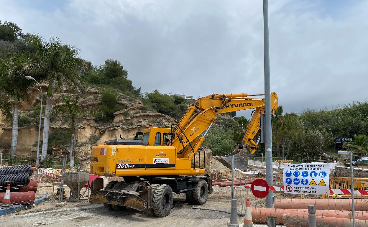 Trabajos de instalación de colectores en la playa de Burriana. 