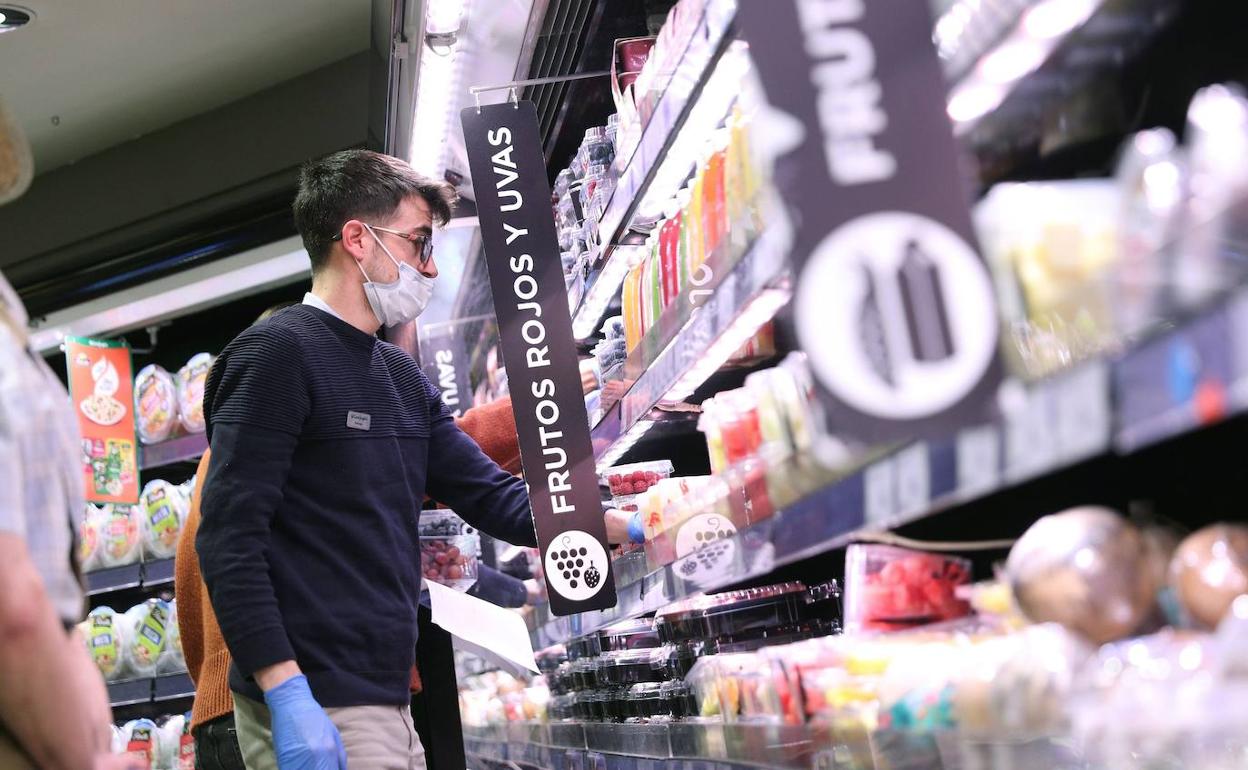 El horario de atención al público se amplía en los grandes supermercados. 