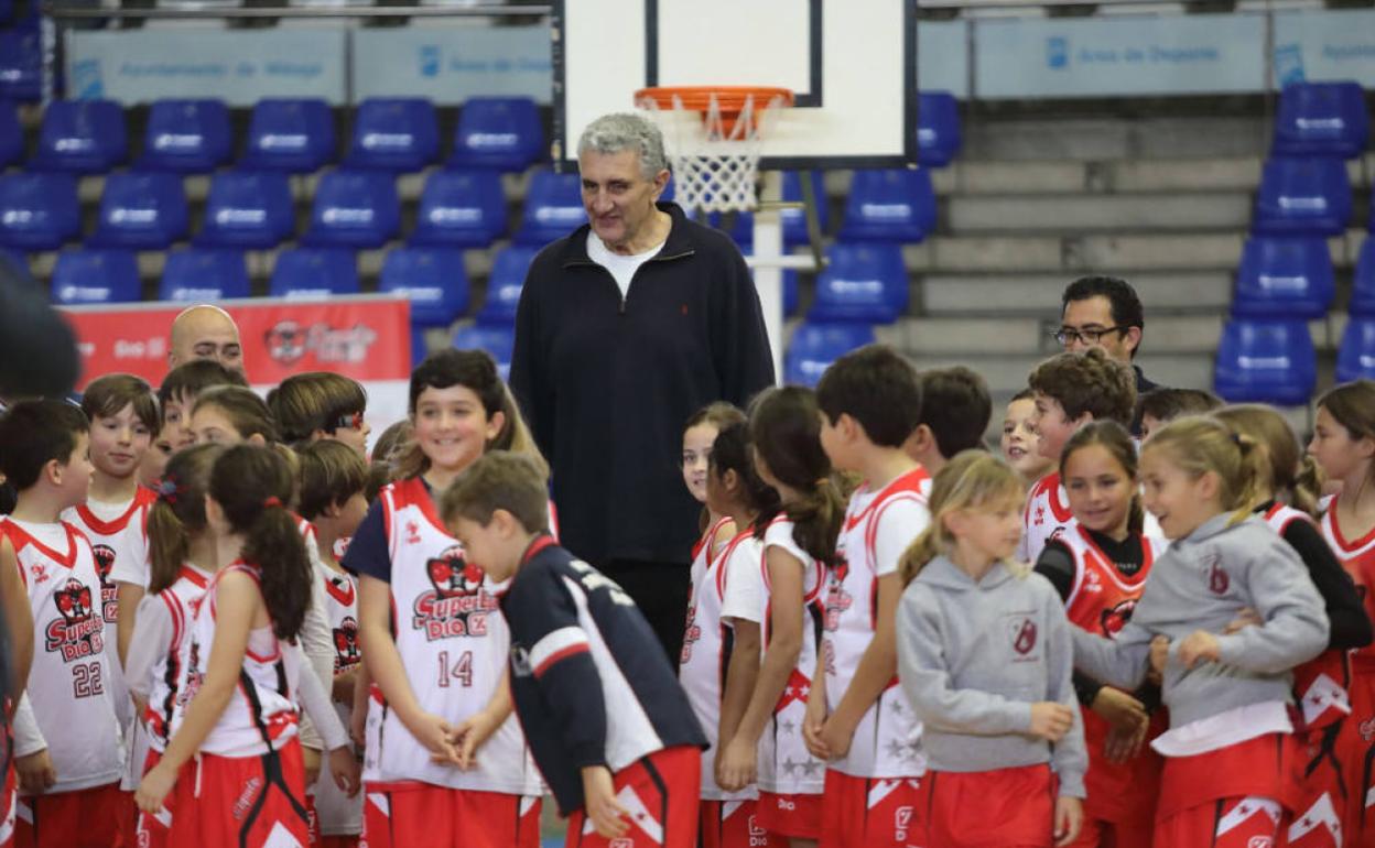 El exjugador Fernando Romay, en una visita reciente a canteranos de baloncesto malagueños. 