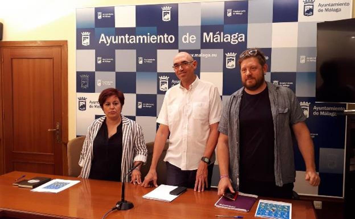 Los ediles de Adelante Málaga, en una rueda de prensa en el Ayuntamiento. 