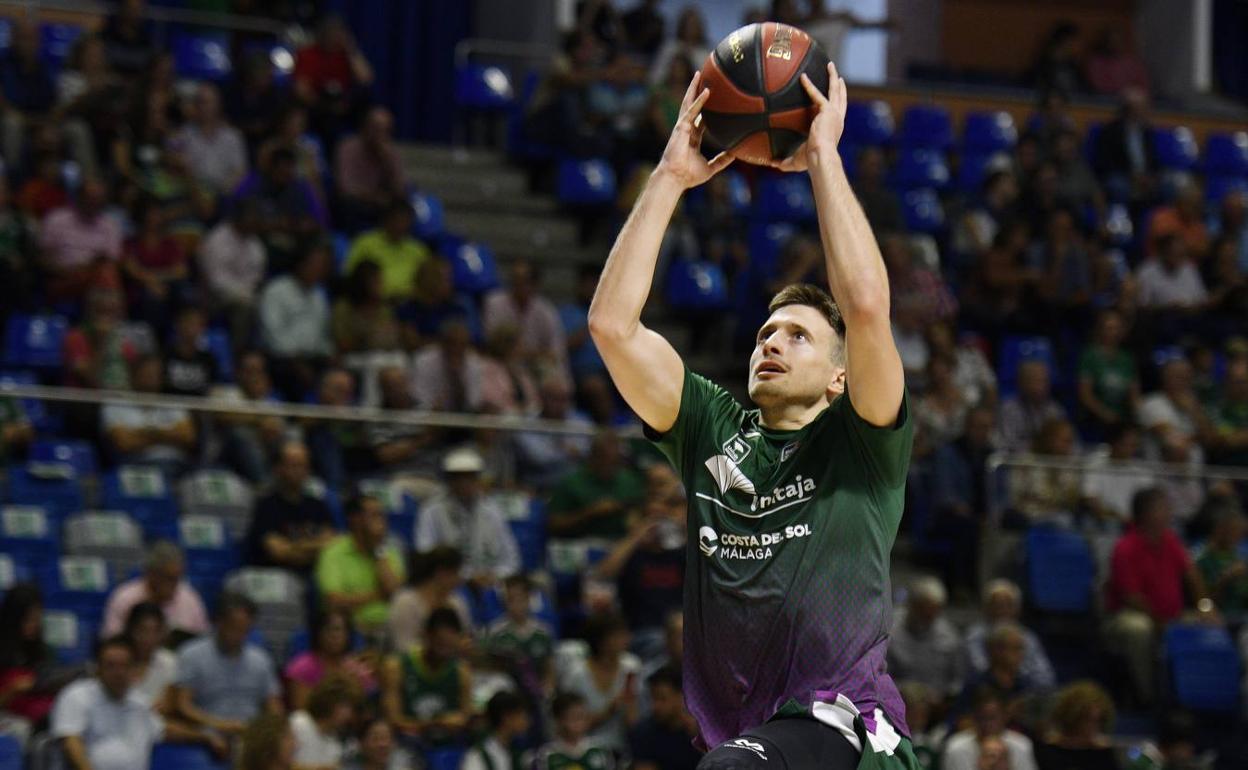 Avramovic penetra a canasta durante un calentamiento con el Unicaja esta temporada. 