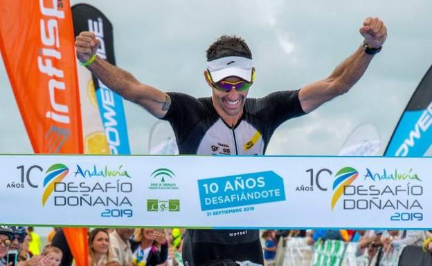 Imagen principal - Dani Pérez, al imponerse en el Desafío Doñana (arriba), en un primer plano (sobre estas líneas) y en la calle Larios en la Carrera de la Prensa (derecha). 