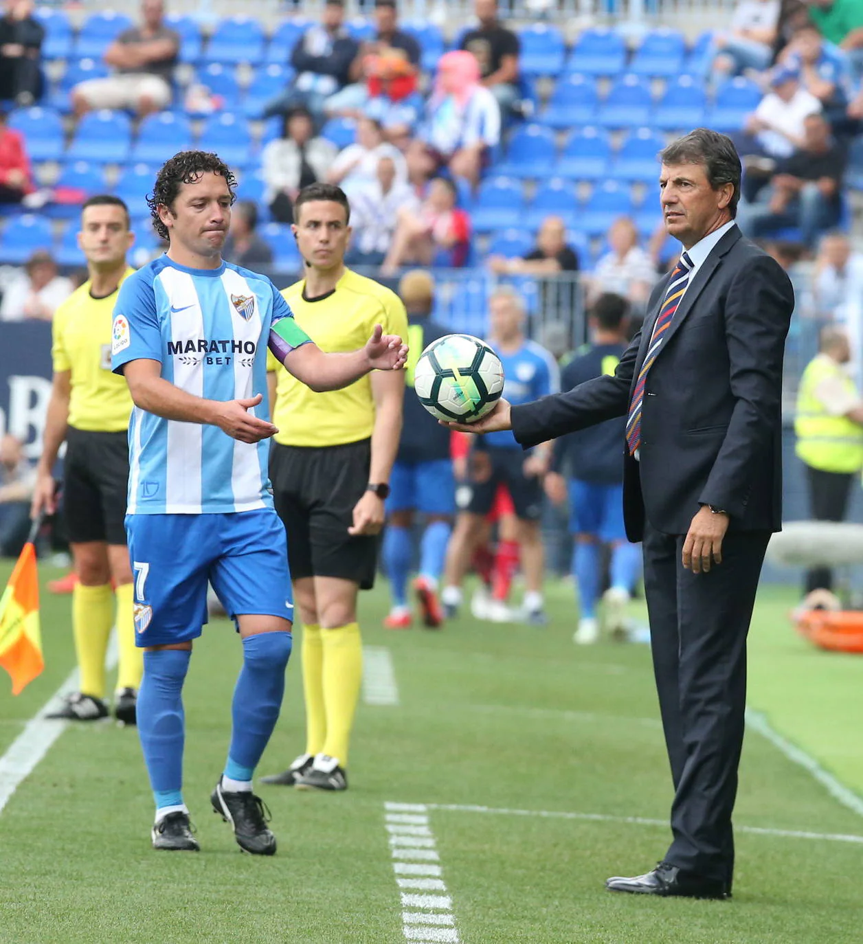 El centrocampista chileno, uno de los del Málaga de Champions, y que en 2017 volvió para ser testigo de un catastrófico descenso a Segunda, se retira del fútbol con 35 años. Aquí un repaso fotográfico a su paso por el Málaga en dos etapas muy distintas. 