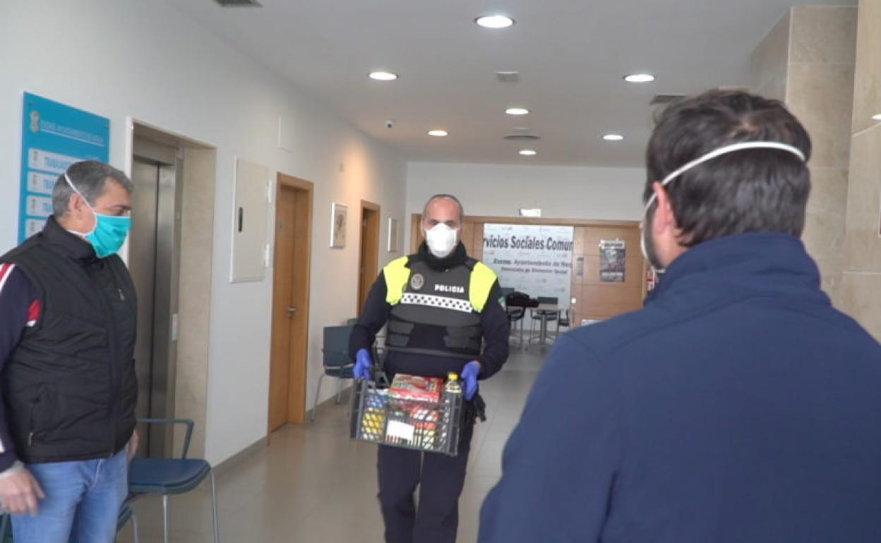 Reparto de alimentos en los Servicios Sociales de Nerja. 