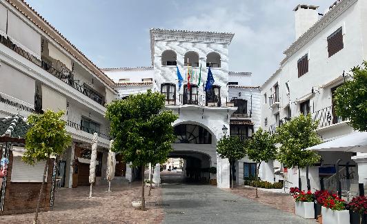 Fachada principal del Ayuntamiento de Nerja. 