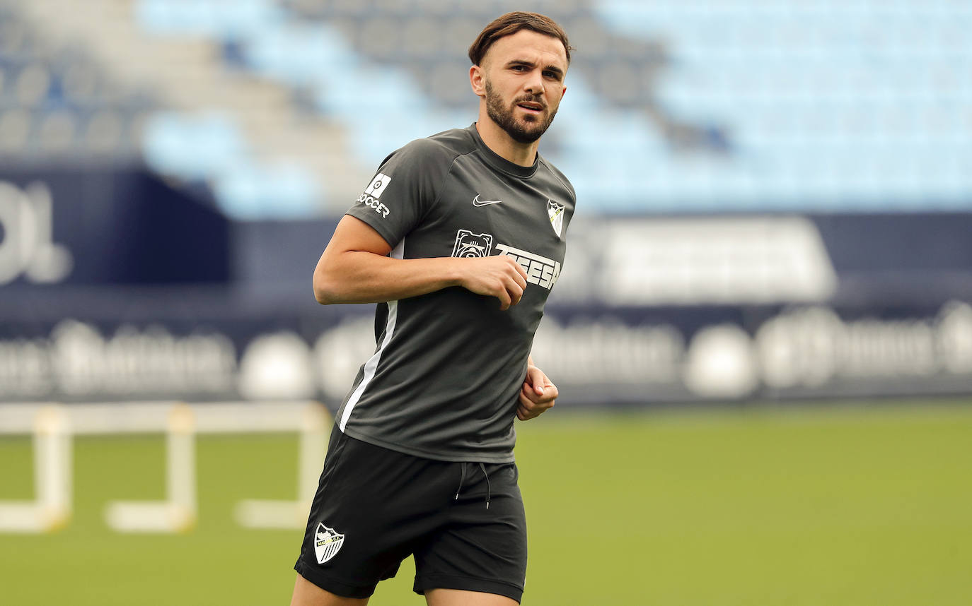 El Málaga volvió a entrenarse este jueves en las instalaciones de La Rosaleda tras la jornada de descanso de ayer. El cuerpo técnico está midiendo al milímetro los esfuerzos de sus jugadores, que cada vez soportan mayores cargas de entrenamiento y eso se vislumbra en la intensidad de los ejercicios. Como curiosidad, hoy lo hicieron a ritmo de clásicos de la música como Queen (sonó 'Bohemian Rhapsody') o Europe (con la inconfundible 'The final countdown'), que ha generado un ambiente especial en el terreno de juego, donde ya es costumbre entrenar con el sonido de la megafonía.