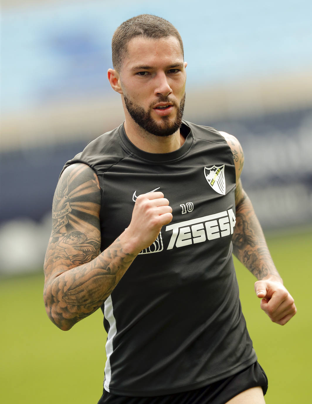 El Málaga volvió a entrenarse este jueves en las instalaciones de La Rosaleda tras la jornada de descanso de ayer. El cuerpo técnico está midiendo al milímetro los esfuerzos de sus jugadores, que cada vez soportan mayores cargas de entrenamiento y eso se vislumbra en la intensidad de los ejercicios. Como curiosidad, hoy lo hicieron a ritmo de clásicos de la música como Queen (sonó 'Bohemian Rhapsody') o Europe (con la inconfundible 'The final countdown'), que ha generado un ambiente especial en el terreno de juego, donde ya es costumbre entrenar con el sonido de la megafonía.