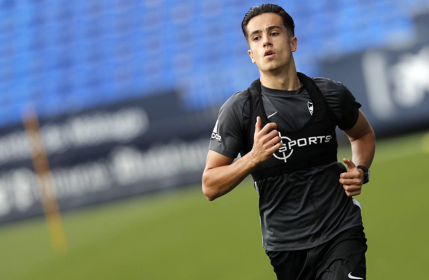 El Málaga volvió a entrenarse este jueves en las instalaciones de La Rosaleda tras la jornada de descanso de ayer. El cuerpo técnico está midiendo al milímetro los esfuerzos de sus jugadores, que cada vez soportan mayores cargas de entrenamiento y eso se vislumbra en la intensidad de los ejercicios. Como curiosidad, hoy lo hicieron a ritmo de clásicos de la música como Queen (sonó 'Bohemian Rhapsody') o Europe (con la inconfundible 'The final countdown'), que ha generado un ambiente especial en el terreno de juego, donde ya es costumbre entrenar con el sonido de la megafonía.