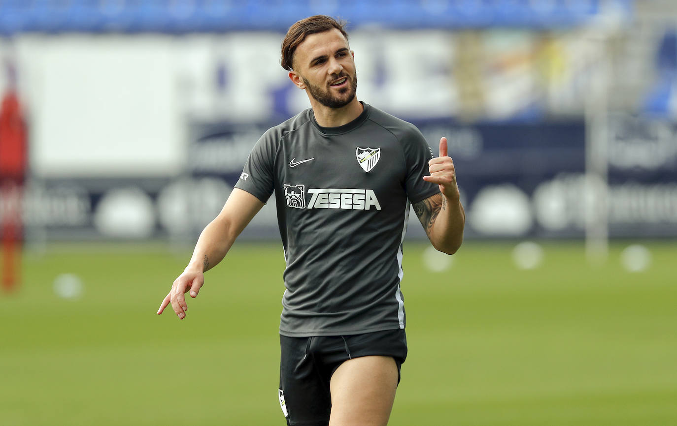 El Málaga volvió a entrenarse este jueves en las instalaciones de La Rosaleda tras la jornada de descanso de ayer. El cuerpo técnico está midiendo al milímetro los esfuerzos de sus jugadores, que cada vez soportan mayores cargas de entrenamiento y eso se vislumbra en la intensidad de los ejercicios. Como curiosidad, hoy lo hicieron a ritmo de clásicos de la música como Queen (sonó 'Bohemian Rhapsody') o Europe (con la inconfundible 'The final countdown'), que ha generado un ambiente especial en el terreno de juego, donde ya es costumbre entrenar con el sonido de la megafonía.