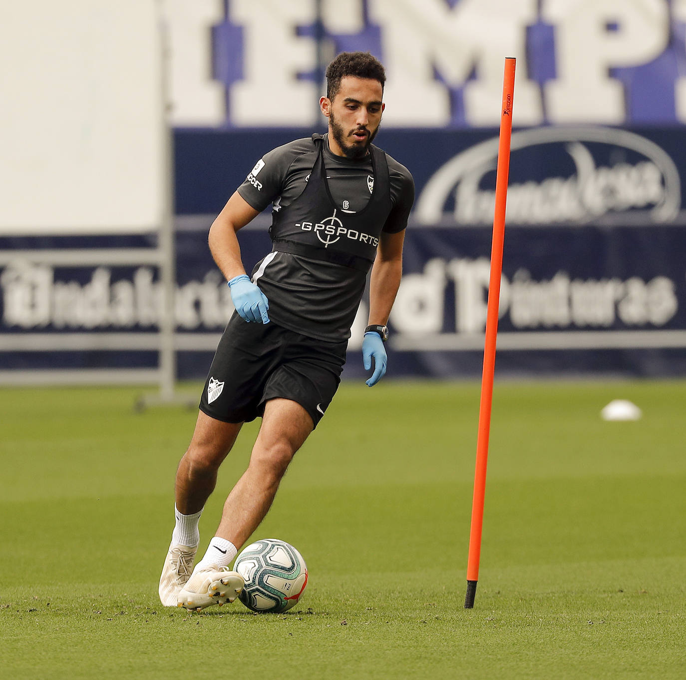 El Málaga volvió a entrenarse este jueves en las instalaciones de La Rosaleda tras la jornada de descanso de ayer. El cuerpo técnico está midiendo al milímetro los esfuerzos de sus jugadores, que cada vez soportan mayores cargas de entrenamiento y eso se vislumbra en la intensidad de los ejercicios. Como curiosidad, hoy lo hicieron a ritmo de clásicos de la música como Queen (sonó 'Bohemian Rhapsody') o Europe (con la inconfundible 'The final countdown'), que ha generado un ambiente especial en el terreno de juego, donde ya es costumbre entrenar con el sonido de la megafonía.