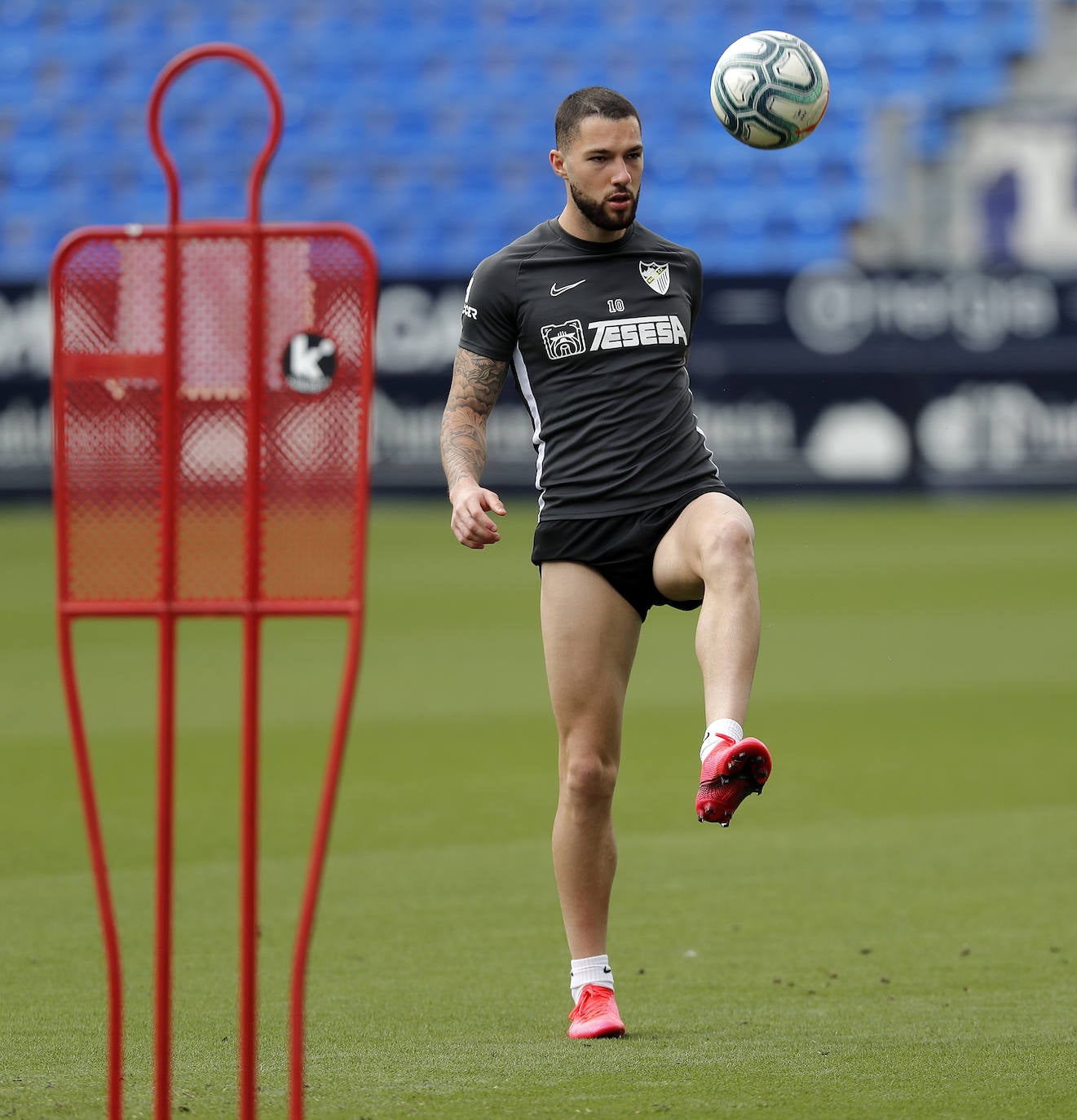 El Málaga volvió a entrenarse este jueves en las instalaciones de La Rosaleda tras la jornada de descanso de ayer. El cuerpo técnico está midiendo al milímetro los esfuerzos de sus jugadores, que cada vez soportan mayores cargas de entrenamiento y eso se vislumbra en la intensidad de los ejercicios. Como curiosidad, hoy lo hicieron a ritmo de clásicos de la música como Queen (sonó 'Bohemian Rhapsody') o Europe (con la inconfundible 'The final countdown'), que ha generado un ambiente especial en el terreno de juego, donde ya es costumbre entrenar con el sonido de la megafonía.