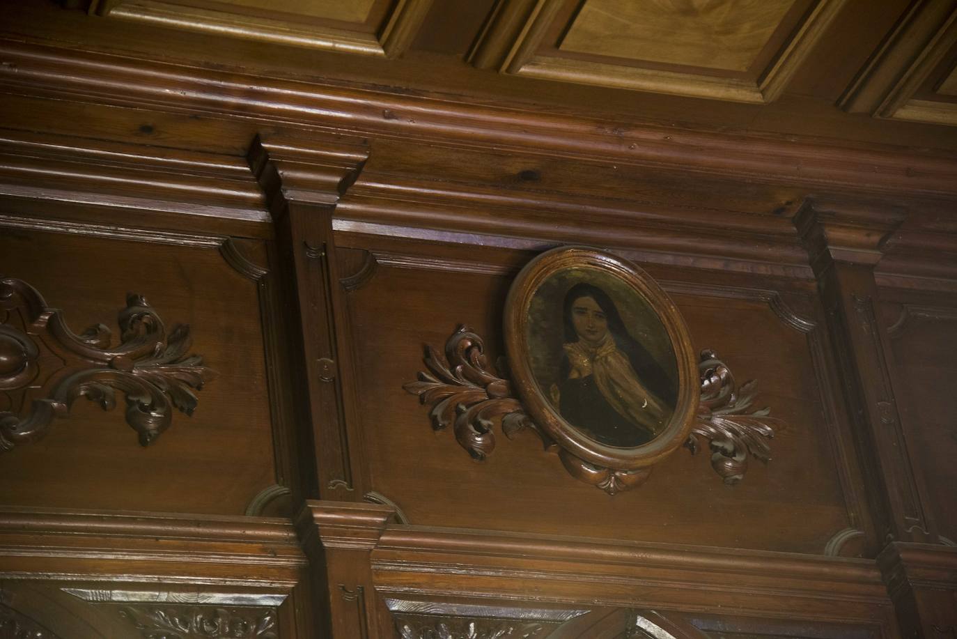 La tercera más antigua de Málaga, cierra sus puertas de manera definitiva tras 134 años de servicio a los malagueños. Una Santa Teresa preside la farmacia de Bonifacio Gómez